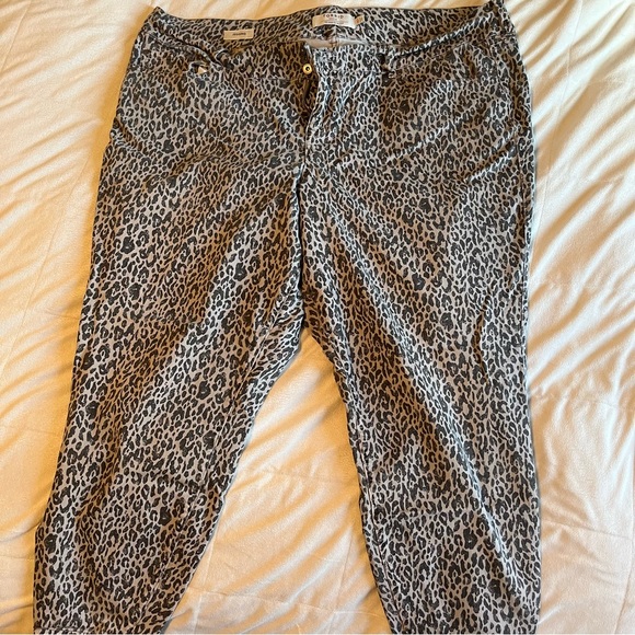 Torrid 30t 30 tall grey Leopard Jegging - Picture 2 of 5